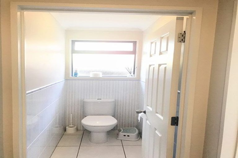 Photo of property in 1 Canonbie Place, East Tamaki Heights, Auckland, 2016