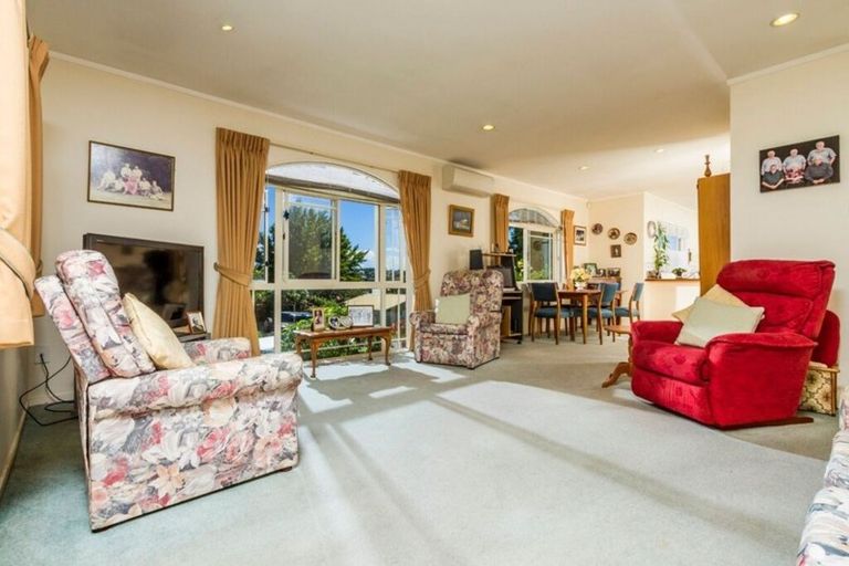 Photo of property in 2/335 Wairau Road, Totara Vale, Auckland, 0627