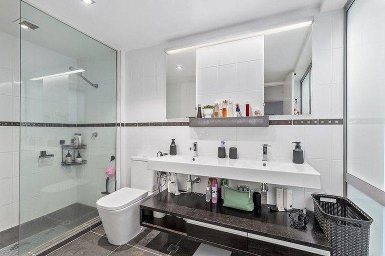 Photo of property in Dune, 2c/138 Oriental Parade, Oriental Bay, Wellington, 6011