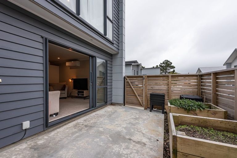 Photo of property in 29 Brindle Way, Newlands, Wellington, 6037