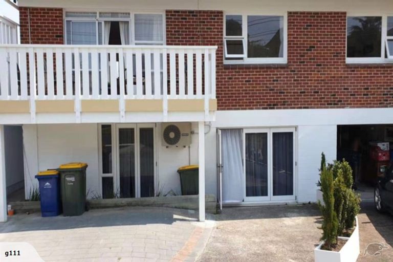 Photo of property in 3/2 Scarboro Terrace, Murrays Bay, Auckland, 0630