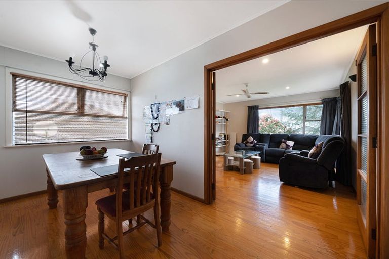 Photo of property in 15 Tauhara Street, Green Bay, Auckland, 0604