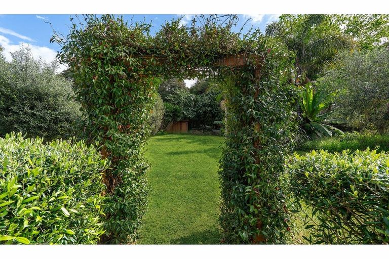 Photo of property in 673 Huia Road, Parau, Auckland, 0604