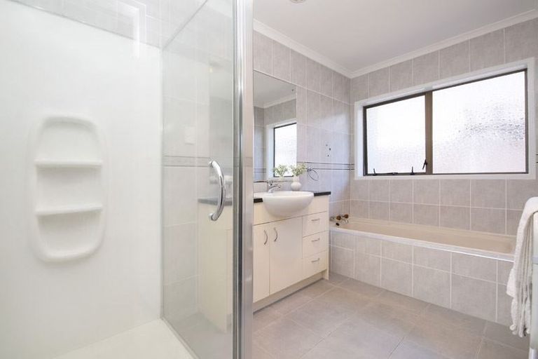 Photo of property in 8 Loloma Drive, Half Moon Bay, Auckland, 2012