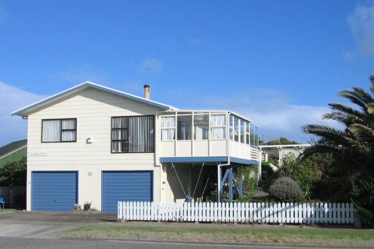 Photo of property in 35 Oratia Street, Waikanae Beach, Waikanae, 5036