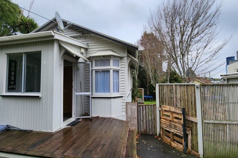 Photo of property in 6 Peace Avenue, Moturoa, New Plymouth, 4310