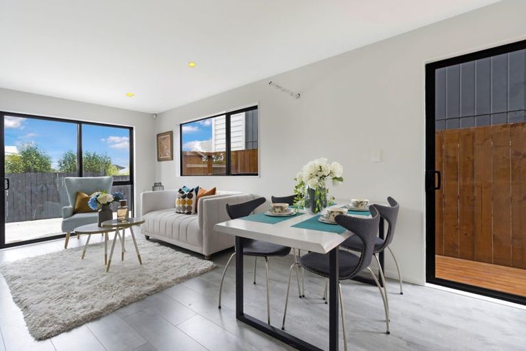 Photo of property in 4035f Great North Road, Glen Eden, Auckland, 0602