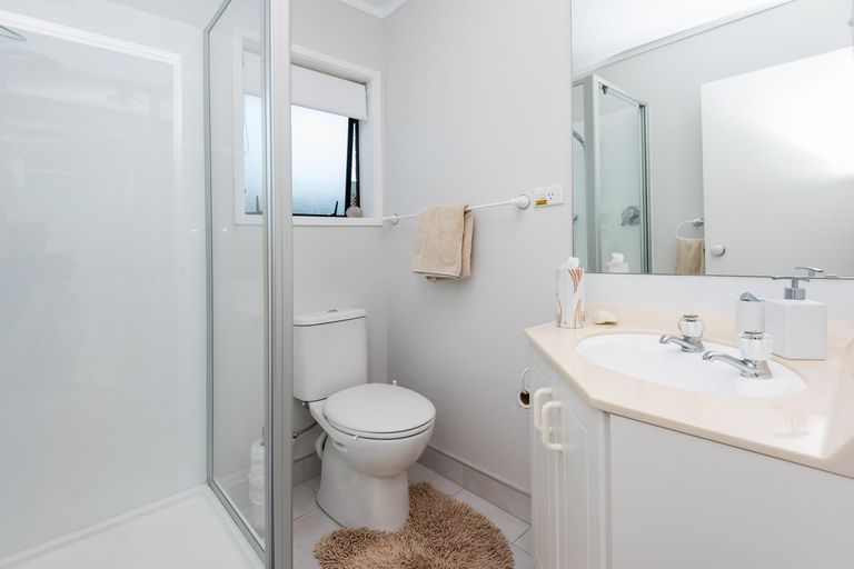 Photo of property in 34 Pinewood Grove, Botany Downs, Auckland, 2010