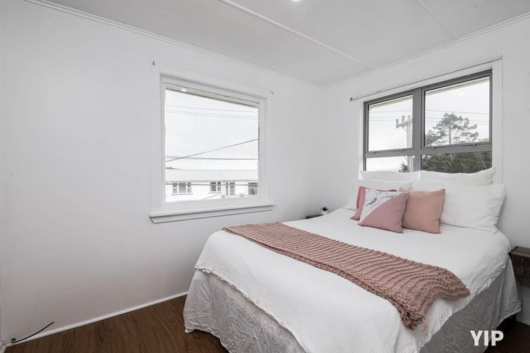 Photo of property in 1b Link Road, Newlands, Wellington, 6037