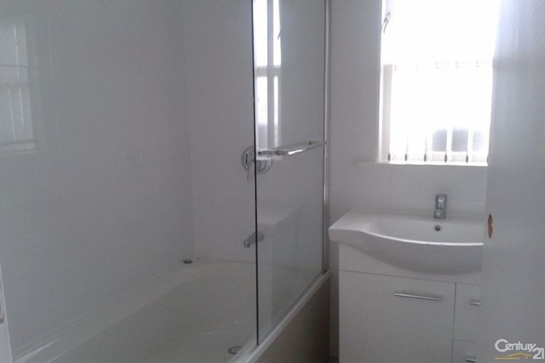 Photo of property in 52 Dale Crescent, Pakuranga, Auckland, 2010