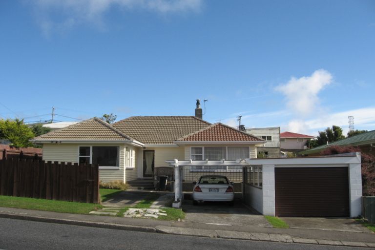 Photo of property in 37 Kenmore Street, Newlands, Wellington, 6037