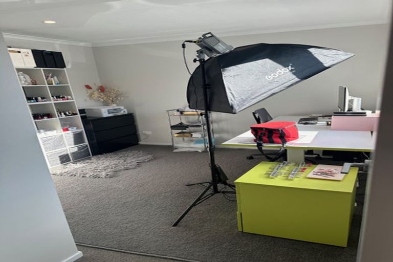 Photo of property in 1a Pavola Grove, Glenfield, Auckland, 0629