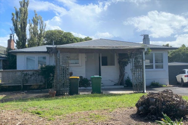 Photo of property in 60 Yeovil Road, Te Atatu Peninsula, Auckland, 0610
