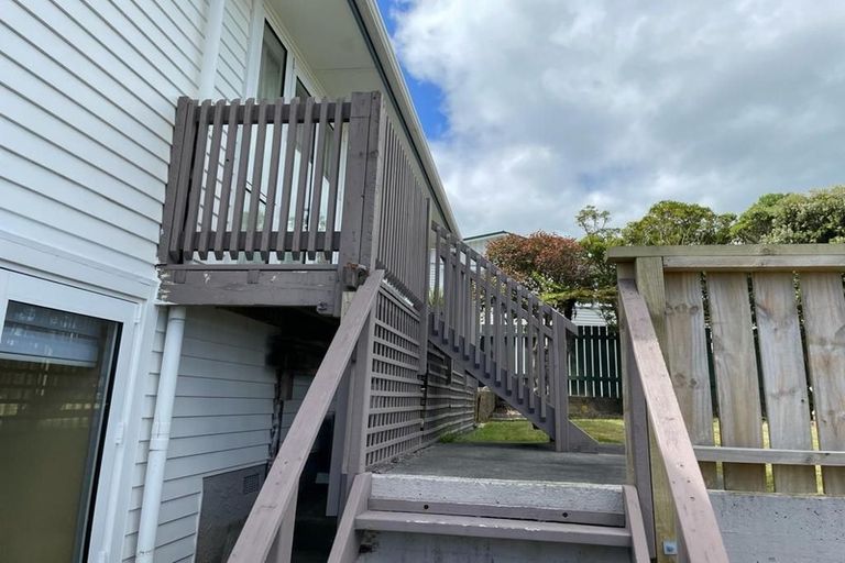 Photo of property in 16 Turville Crescent, Newlands, Wellington, 6037