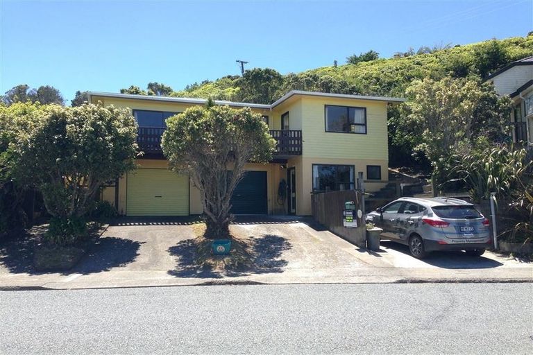 Photo of property in 19 Ladbrooke Drive, Newlands, Wellington, 6037