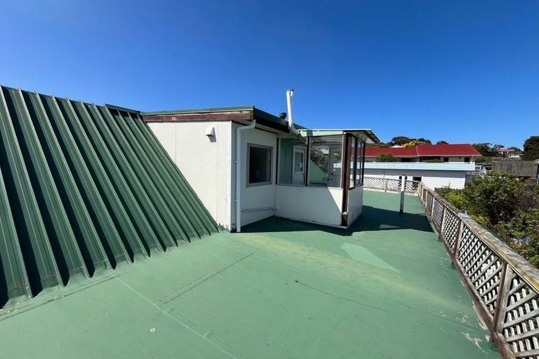 Photo of property in 2 Mervyn Place, Plimmerton, Porirua, 5026
