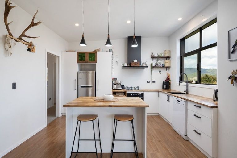 Photo of property in 30 Waimarama Street, Waikawa, Picton, 7220