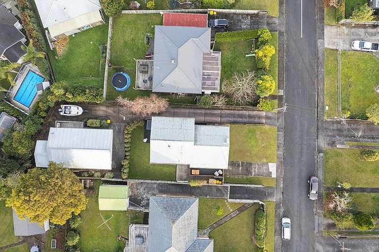 Photo of property in 5 Tauhara Street, Green Bay, Auckland, 0604