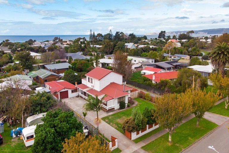 Photo of property in 3 Memorial Park Avenue, Haumoana, 4102