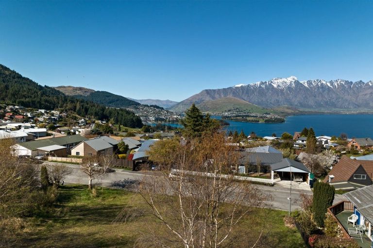 Photo of property in 14 Avalon Crescent, Fernhill, Queenstown, 9300