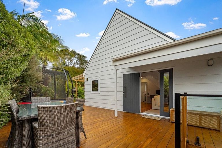 Photo of property in 6a D'oyly Drive, Stanmore Bay, Whangaparaoa, 0932