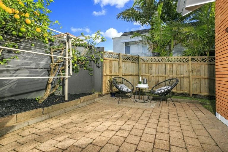 Photo of property in 2/1 Sylvan Park Avenue, Milford, Auckland, 0620