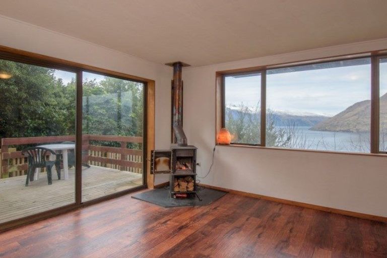 Photo of property in 73a Wynyard Crescent, Fernhill, Queenstown, 9300