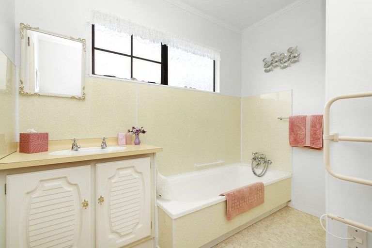 Photo of property in 16 Rossiter Street, Tawa, Wellington, 5028