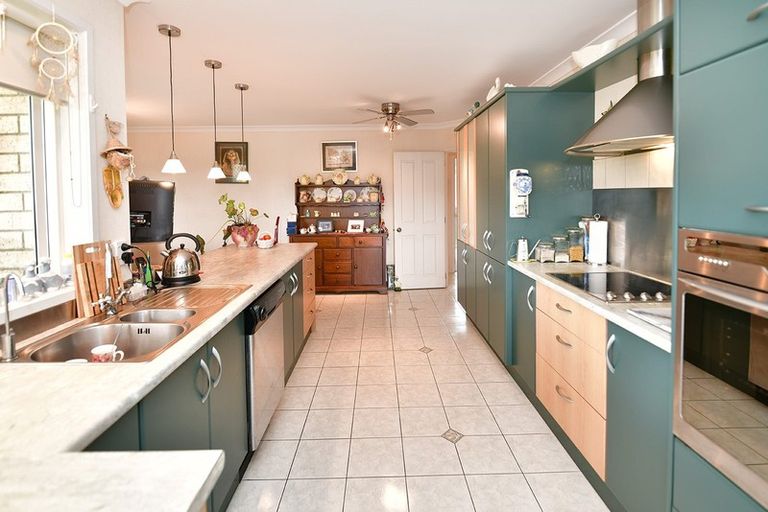 Photo of property in 29 Cabeleigh Drive, Helensville, 0800