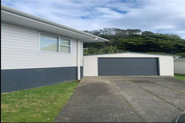 Photo of property in 12 Griffiths Grove, Newlands, Wellington, 6037