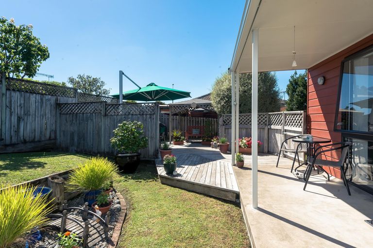 Photo of property in 34 Pinewood Grove, Botany Downs, Auckland, 2010