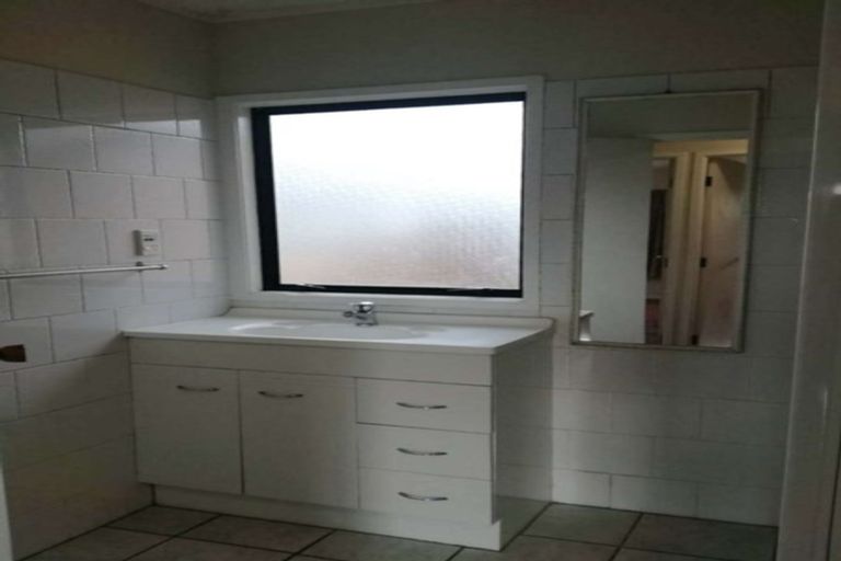 Photo of property in 72 Harrowglen Drive, Northcross, Auckland, 0630