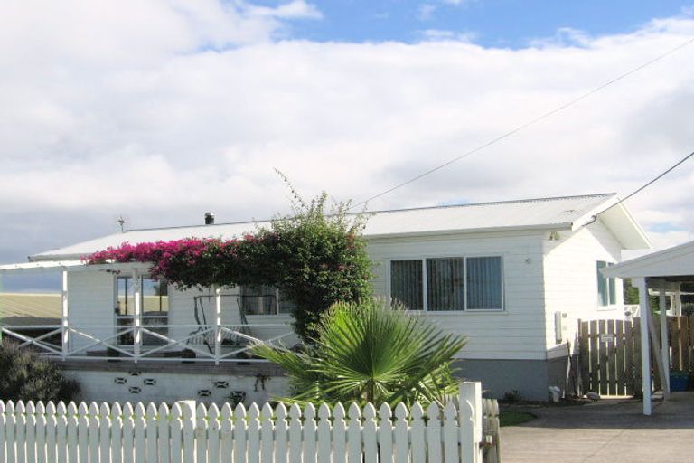 Photo of property in 2/1032 East Coast Road, Fairview Heights, Auckland, 0630