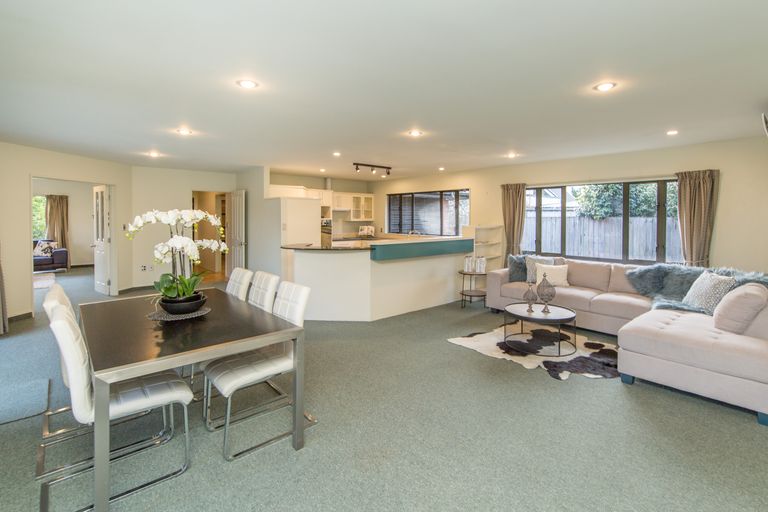 Photo of property in 3 Thicket Close, Redwood, Christchurch, 8051