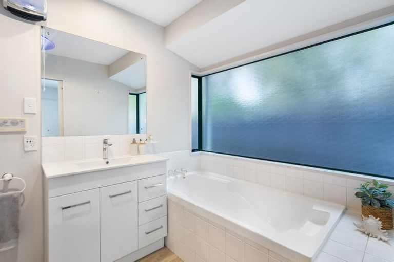 Photo of property in 21 Thornwood Place, Redwood, Christchurch, 8051