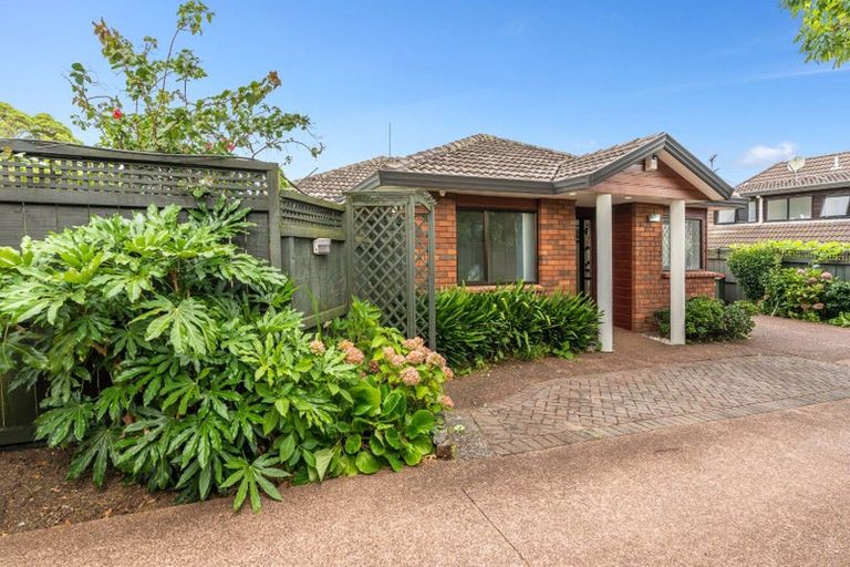 Photo of property in 2/6 Arthur Road, Hillpark, Auckland, 2102