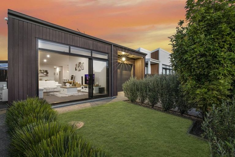 Photo of property in 15 Liberation Road, Papakura, 2110