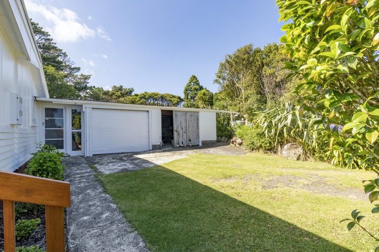 Photo of property in 38 Te Ahuahu Road, Piha, New Lynn, 0772