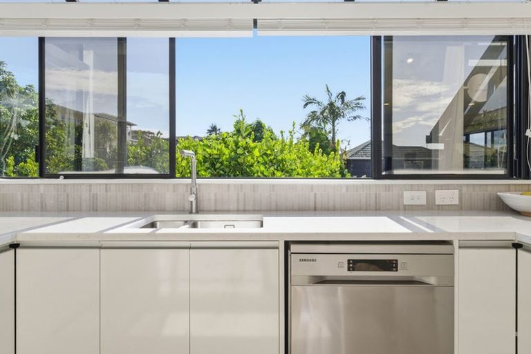 Photo of property in 2/11 Seaview Road, Castor Bay, Auckland, 0620