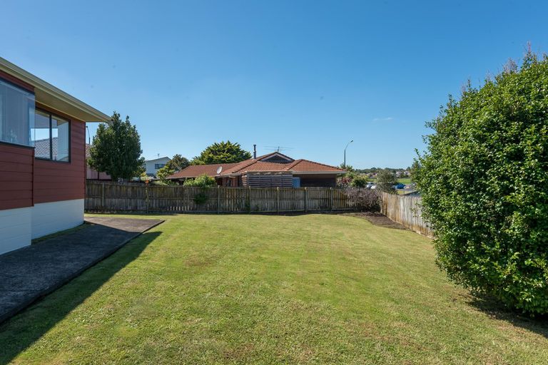 Photo of property in 34 Pinewood Grove, Botany Downs, Auckland, 2010
