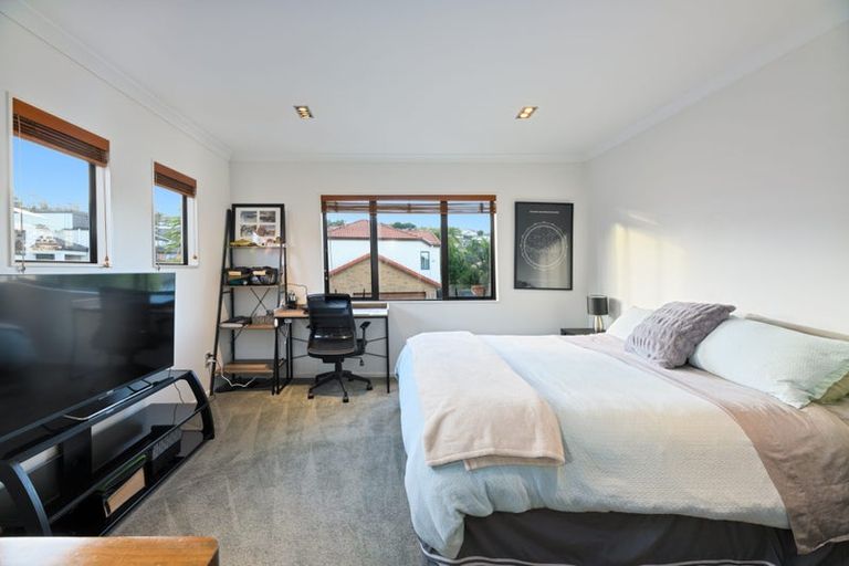 Photo of property in 19 South Kensington Way, Henderson, Auckland, 0612