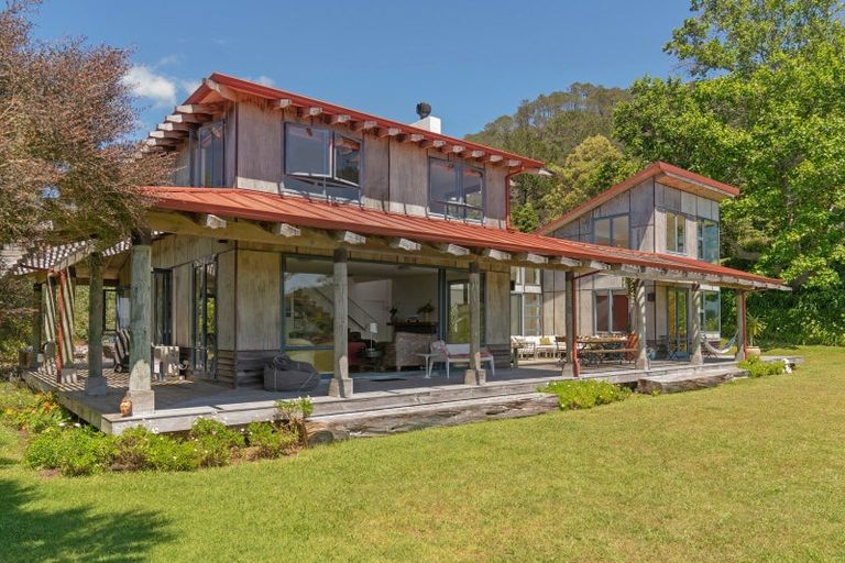 Photo of property in 92 Hahei Beach Road, Hahei, Whitianga, 3591