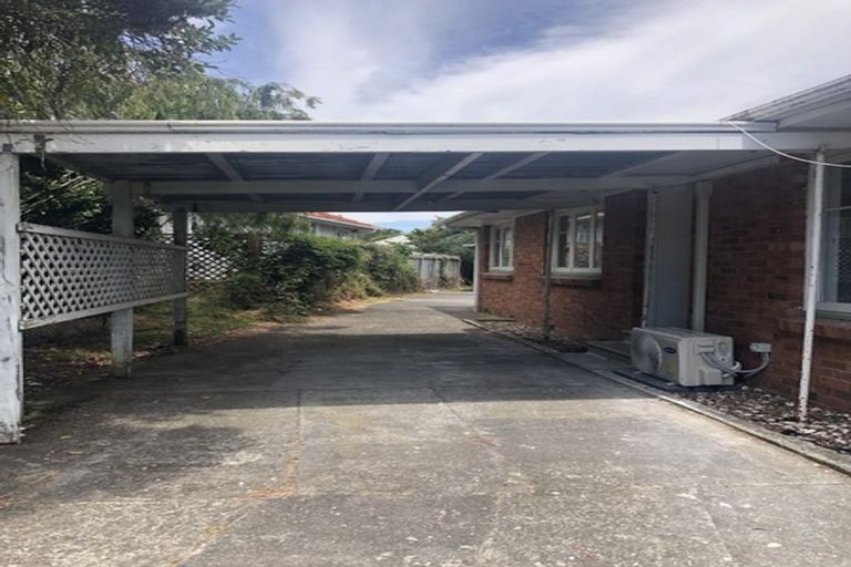 Photo of property in 40 Flanshaw Road, Te Atatu South, Auckland, 0610