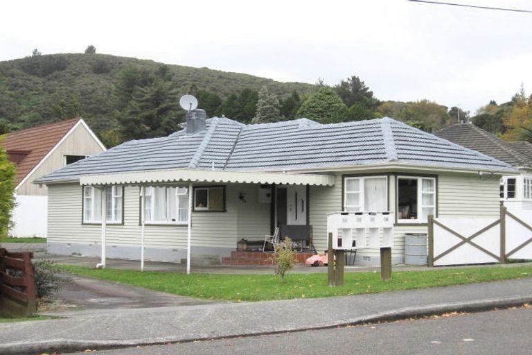 Photo of property in 3a Kopara Grove, Stokes Valley, Lower Hutt, 5019