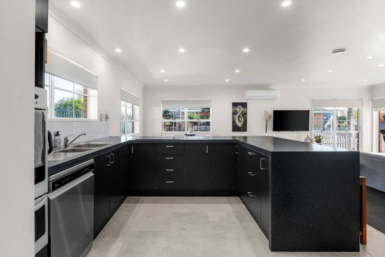 Photo of property in 42 Gilbass Avenue, Hamilton Lake, Hamilton, 3204