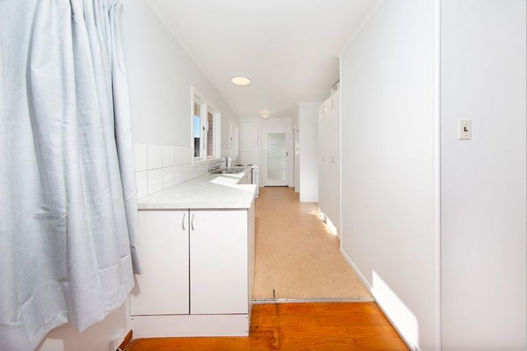 Photo of property in 3 Roby Street, Te Atatu Peninsula, Auckland, 0610