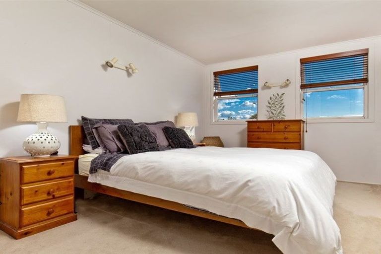 Photo of property in 24 Sunset Road, Unsworth Heights, Auckland, 0632