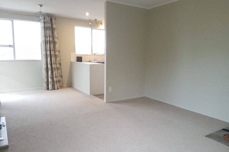 Photo of property in 1/22 Athena Drive, Totara Vale, Auckland, 0629