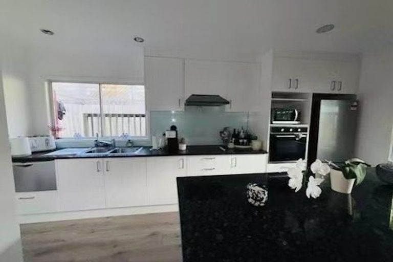 Photo of property in 1/3 Holt Avenue, Torbay, Auckland, 0630