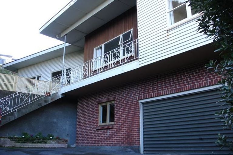 Photo of property in 27 Tio Tio Road, Miramar, Wellington, 6022